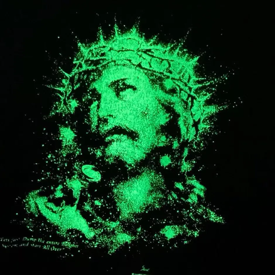 ❥8027#P136 Saint Mxxxxxx New luminous Jesus head is made of double yarn cotton batik fabric 280g, comfortable and breathable to wear. Full of street feel, loose fit. Craftsmanship: luminous printing + graffiti + spray coding, batik and wash. Size: (S-M-L-XL) Color: Washed black